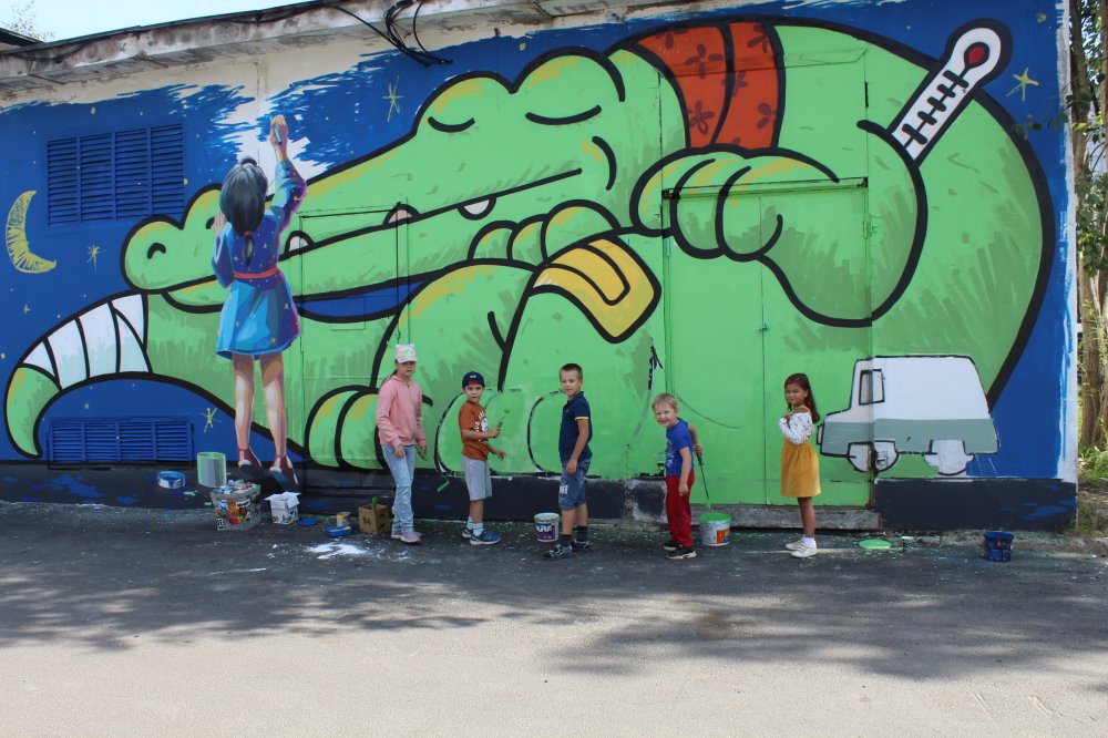 Дети помогли Андрею Птицыну раскрасить подстанцию