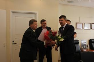 Директора филиала ОАО "ПКС" "Электрические сети" Александра Лысанова поздравили с юбилеем.